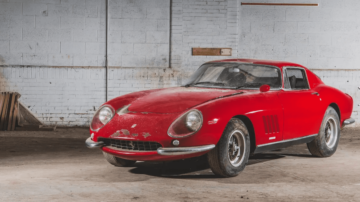 O colecție de mașini Ferrari ruginite a fost scoasă la licitație pentru 10 milioane de dolari. Comoara, găsită într-un depozit abandonat din SUA devastat de uragan