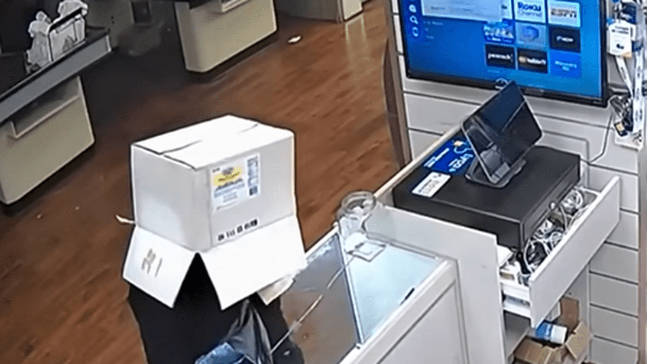 Un hoț a jefuit un magazin de telefoane mobile, în SUA, cu o cutie de carton pe cap. Momentul de neatenție care l-a trădat