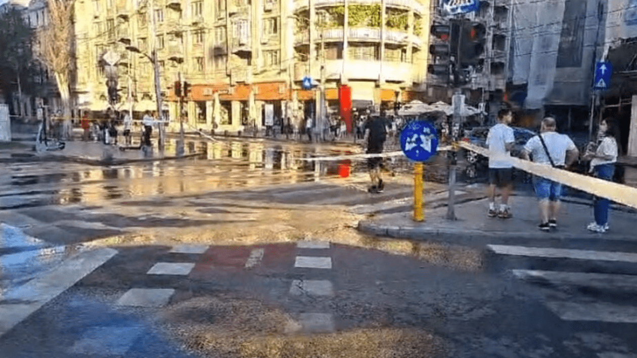 Trafic restricţionat până miercuri pe Calea Victoriei din Capitală, după ce o avarie la rețeaua de apă a inundat șoseaua