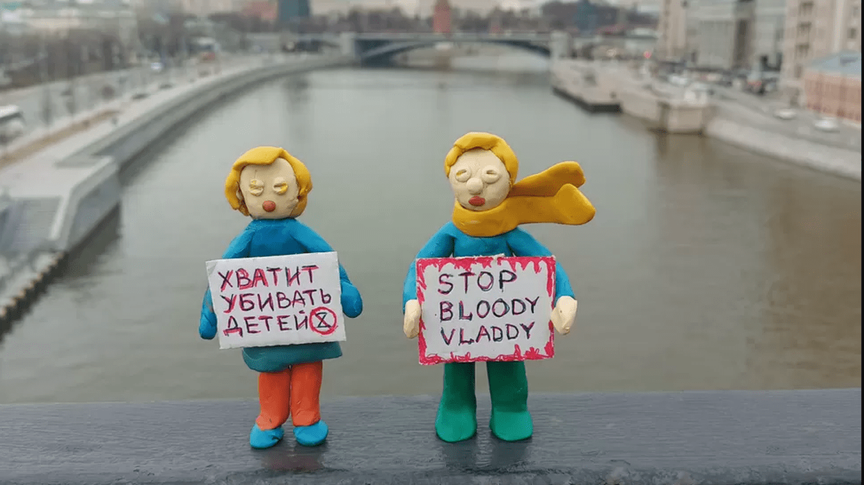Figurine de plastilină ca protest împotriva războiului din Ucraina. Fotografie via pagina de Instagram @malenkiy_piket