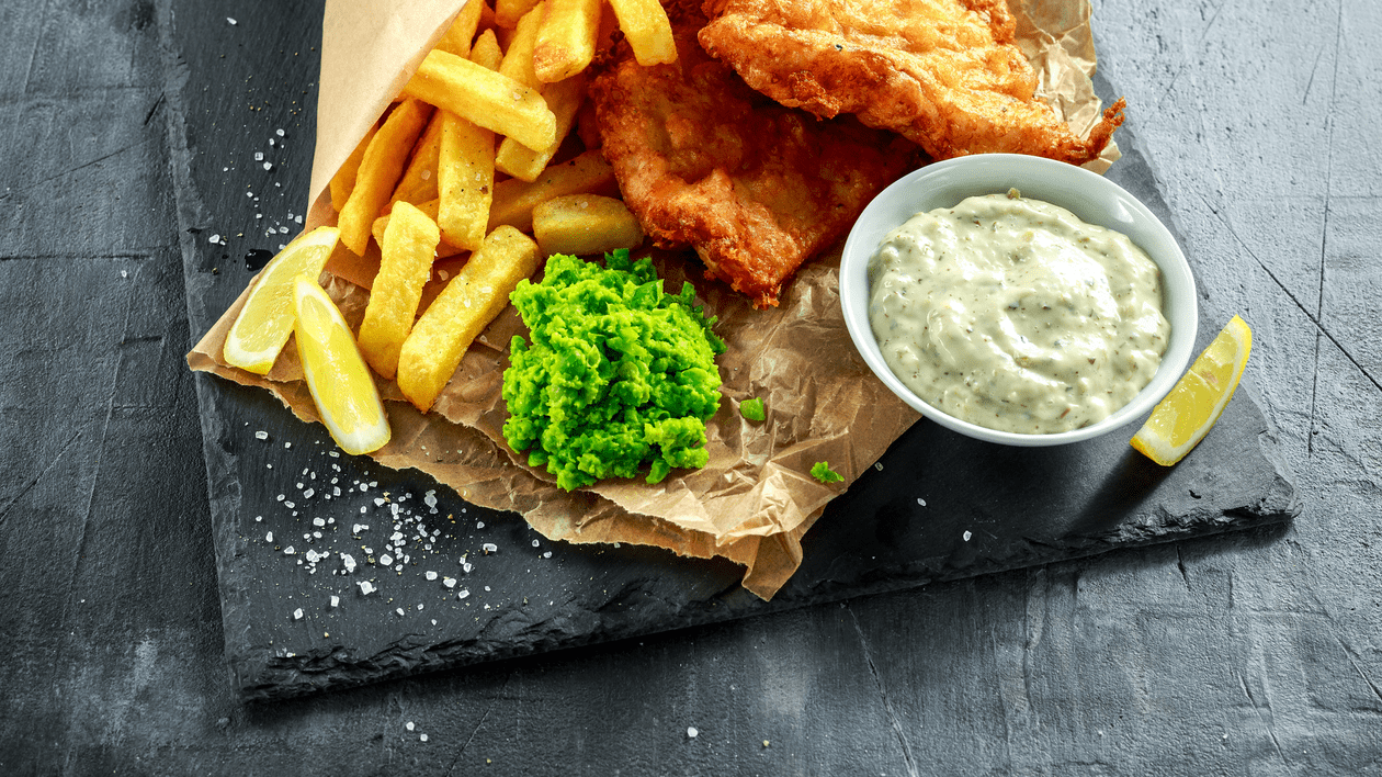 Fish and chips cu piure de mazăre și sos de tartar
