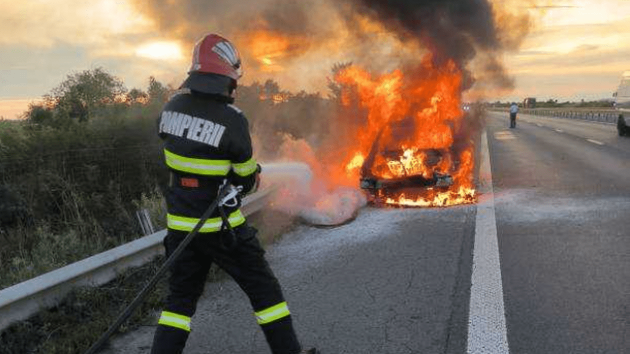 O mașină a luat foc pe A1, pe sensul spre București. ISU Argeș anunță că nu sunt victime