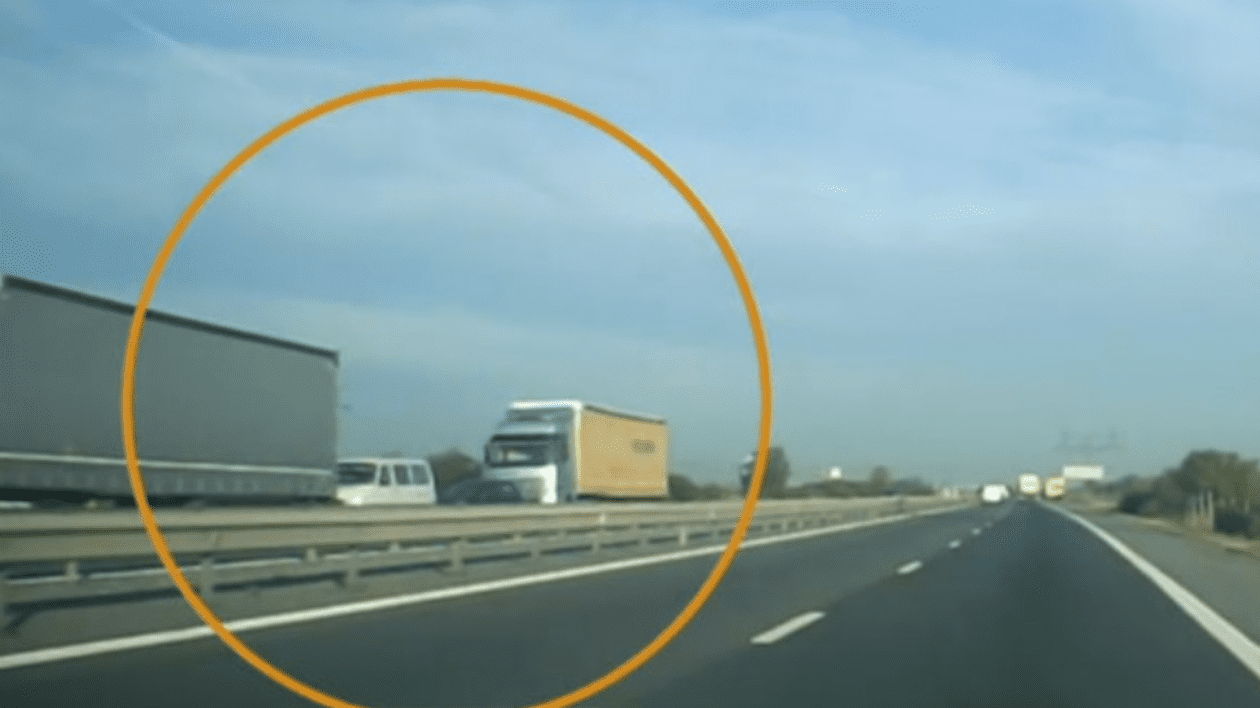 Accidentul cu cinci morți de pe A1, filmat de o cameră de bord. Microbuzul a fost strivit între cele două TIR-uri - VIDEO