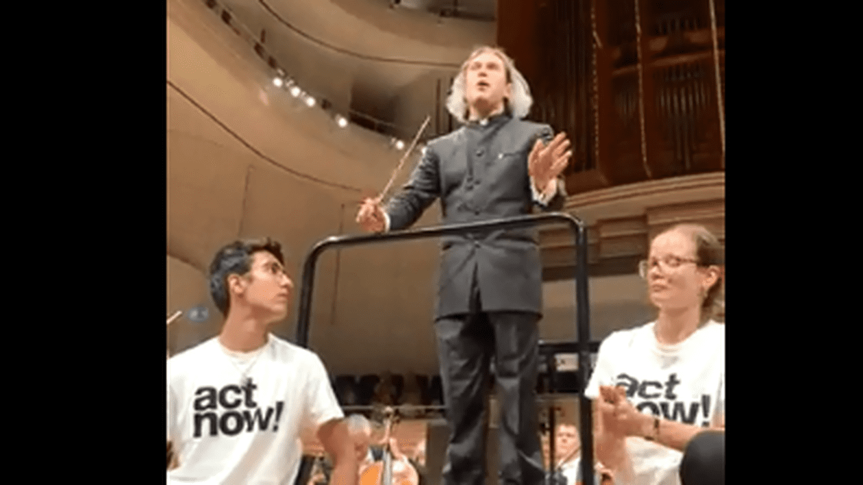 Doi activiști au urcat pe scenă la un concert muzică clasică, în Elveția. Reacția suprinzătoare a dirijorului rus