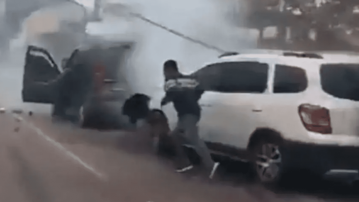 Urmărire ca-n filme în Argentina, după un bărbat beat care furase un SUV. A făcut accident și încercat să fugă de polițiști pe jos