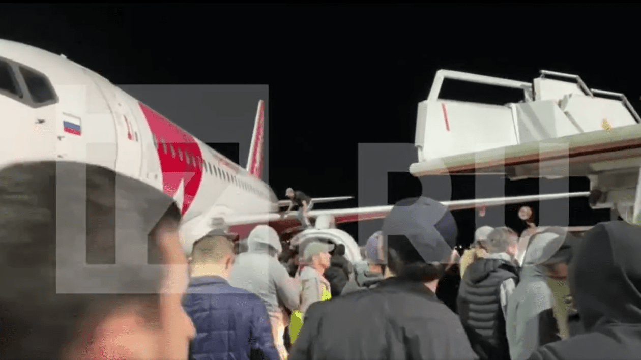 Aeroportul din Daghestan, Rusia, luat cu asalt de sute de oameni după ce s-a anunţat venirea unui avion din Israel. Manifestanții au verificat pașapoarte în căutarea de cetățeni israelieni