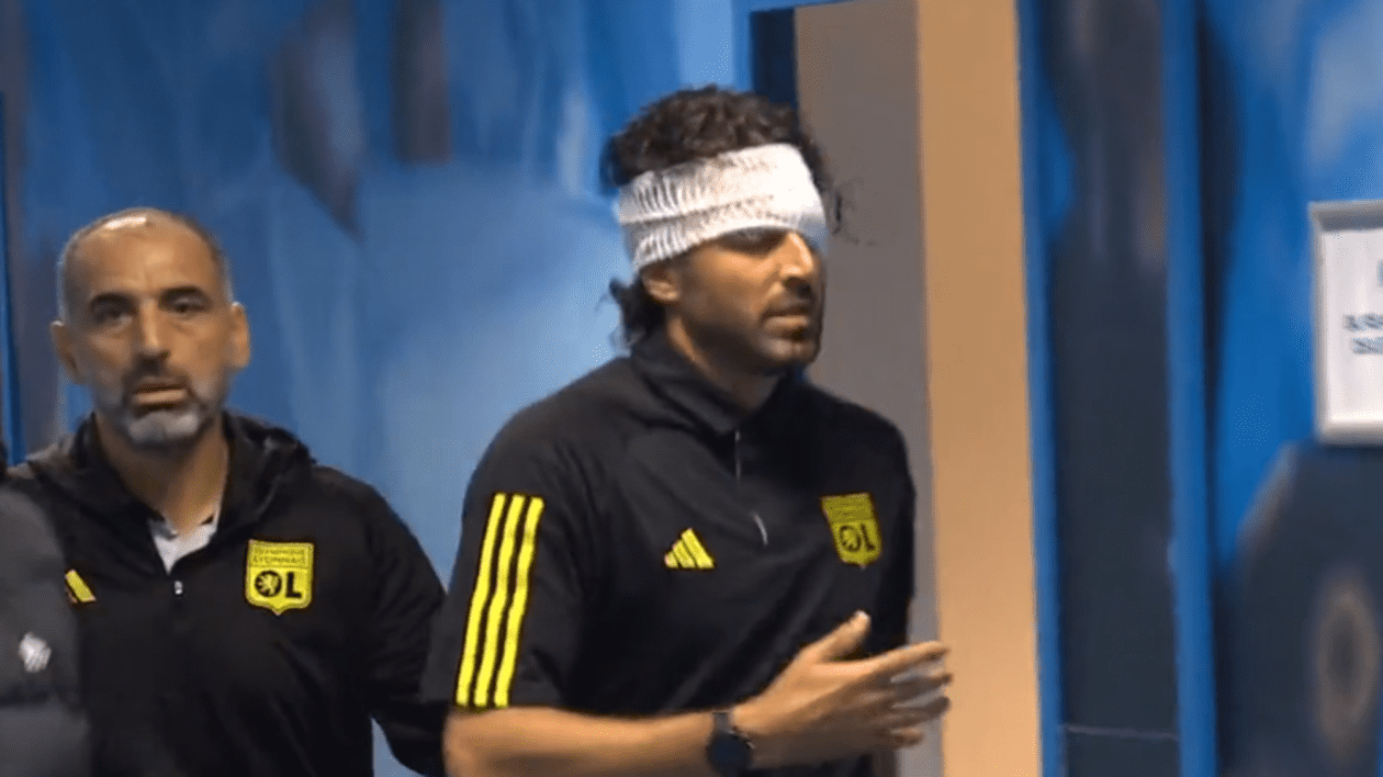 Meciul Marseille - Lyon nu s-a mai jucat, după ce autocarul oaspeților a fost atacat cu pietre, iar antrenorul Fabio Grosso a fost umplut de sânge