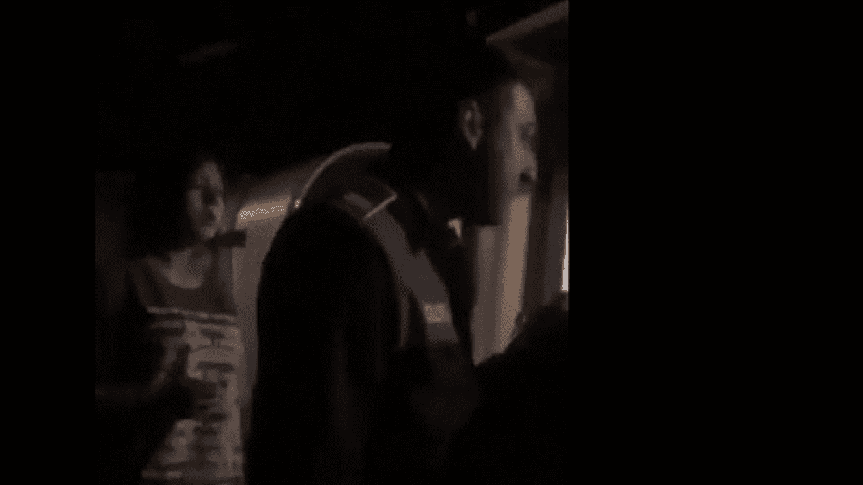 Polițist filmat în timp ce agresează fizic și verbal minore de la un centru pentru copii: „Dacă îți mai aud gura, te omor”