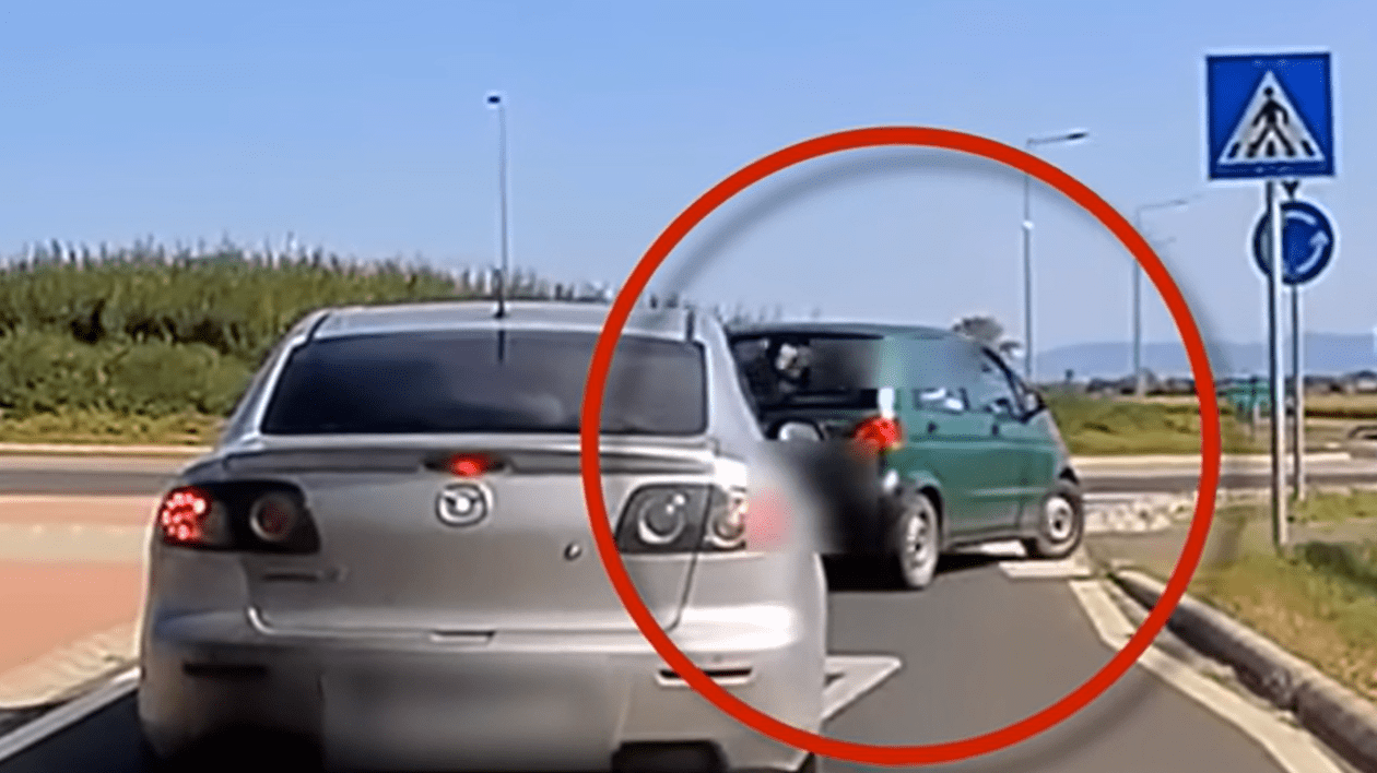„Cine i-o fi dat permisul?”. Pe unde a luat-o un șofer de Matiz într-un sens giratoriu din Ungaria | VIDEO
