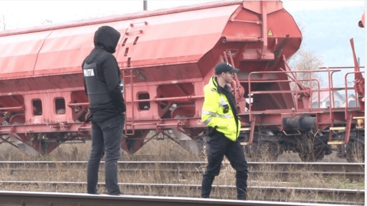 Un băiat de 15 ani a murit după ce a fost lovit de tren în apropiere de stația Podu Iloaiei, în timp ce mergea la școală împreună cu sora lui
