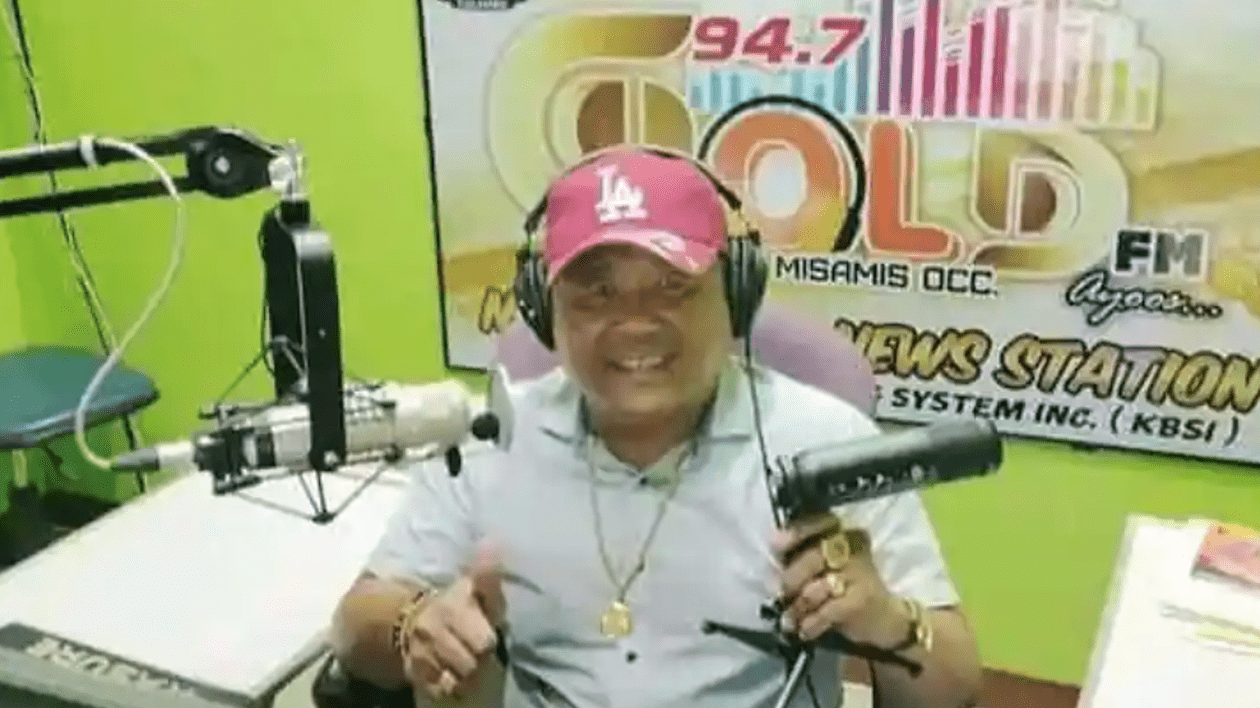Un DJ din Filipine a fost împușcat mortal în timp ce transmitea în direct. Agresorul l-a rugat să-l primească în cabină ca să anunțe „ceva important”