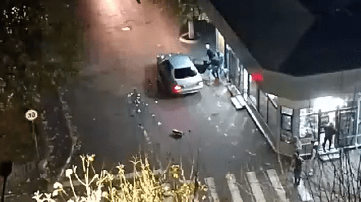 Un bărbat a tras cu un pistol airsoft în trei persoane care l-au bătut în stradă, în Râmnicu Vâlcea