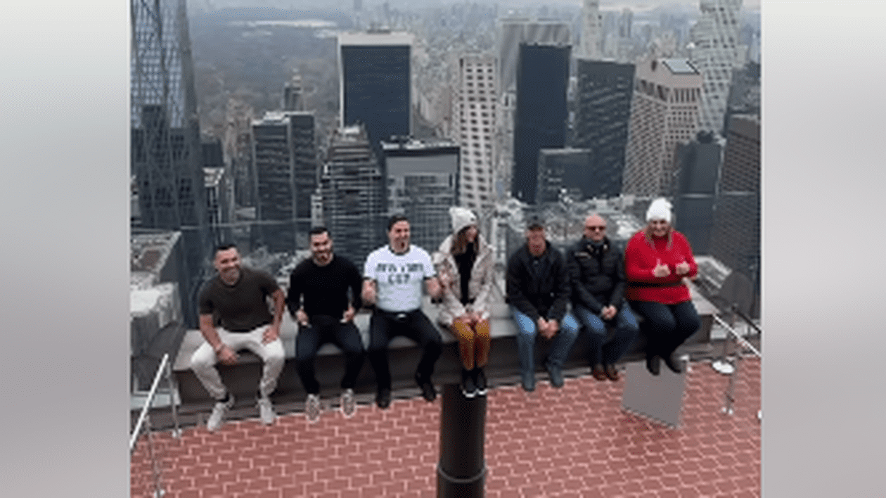 „Bârna” care te plimbă la 240 de de metri înălțime deasupra New York-ului, noua atracție a Rockfeller Center | VIDEO