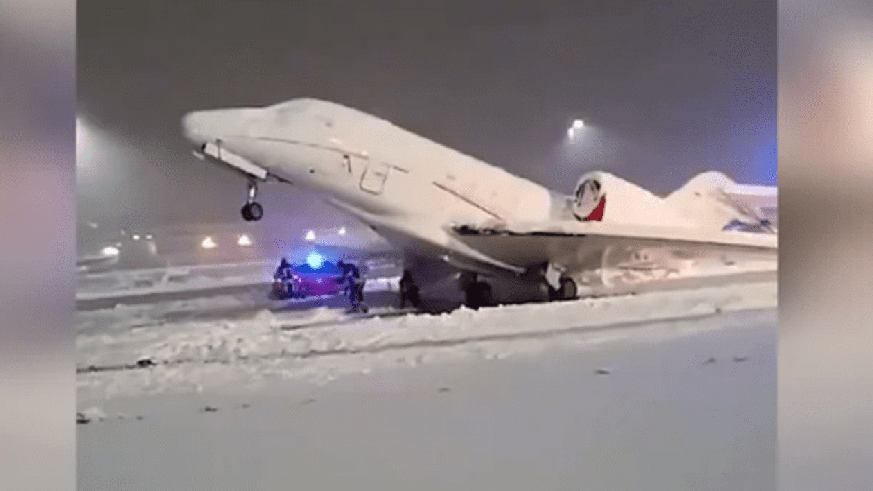Imagini de pe aeroportul din München, afectat de ninsori puternice. Un avion privat, blocat la sol din cauza zăpezii | VIDEO