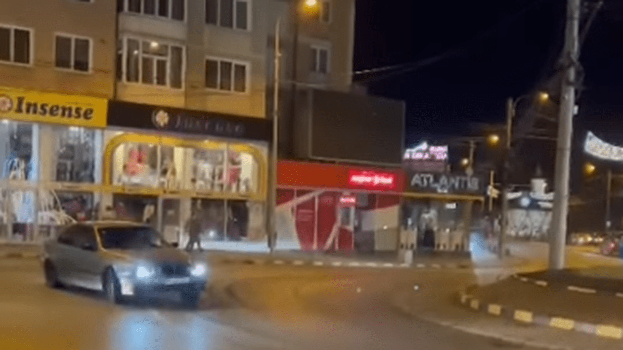 Tânăr amendat și lăsat fără permis, după ce a fost filmat făcând drifturi prin centrul orașului Suceava | VIDEO