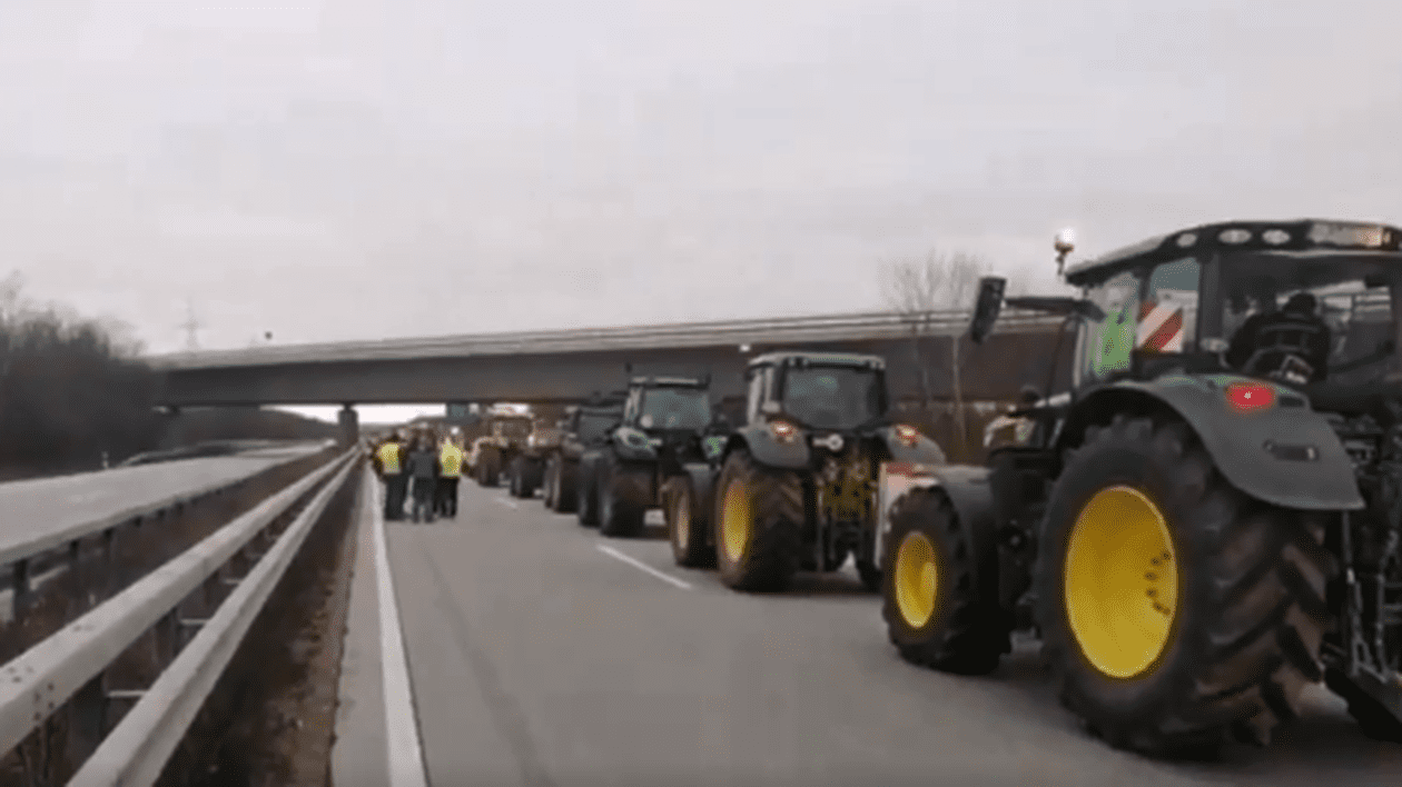 Autostrăzi blocate în toată Germania de „cea mai mare grevă postbelică” a fermierilor. Coloană de 20 de kilometri de tractoare, pe A63, lângă Mainz
