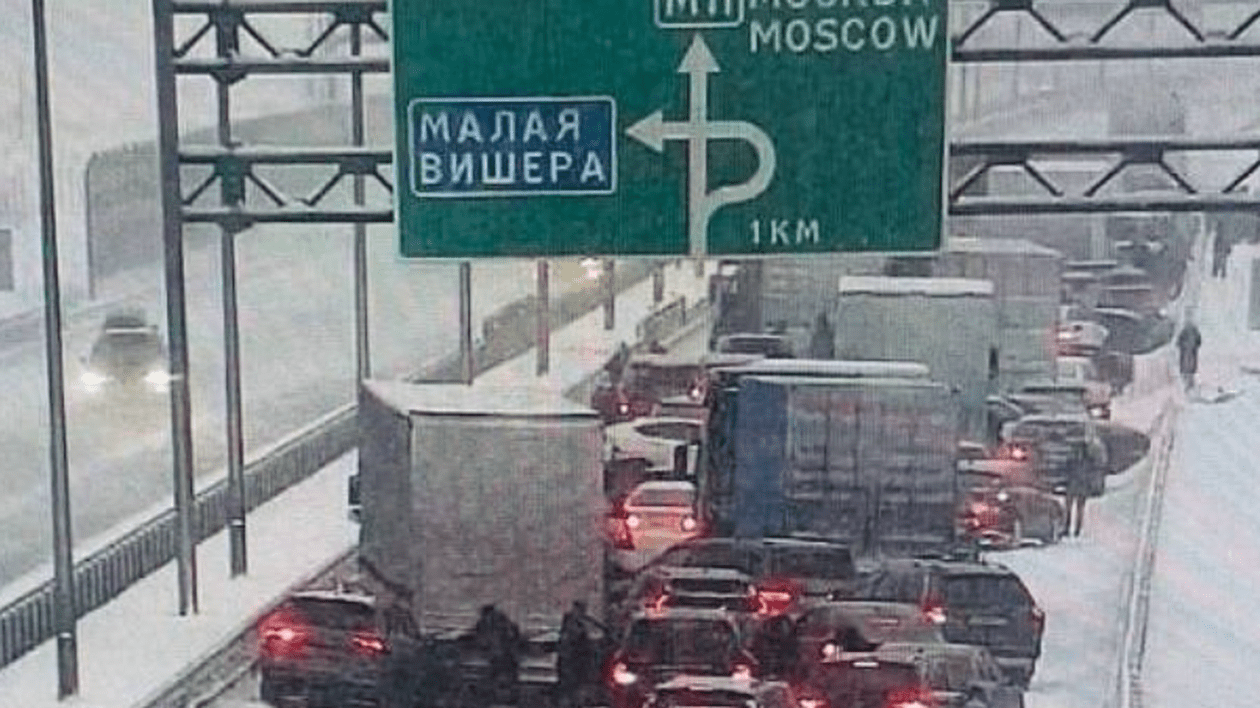 4 morți, printre care un bebeluș, și 24 de răniți, după un accident în lanț în Rusia, în care au fost implicate 66 de mașini | VIDEO