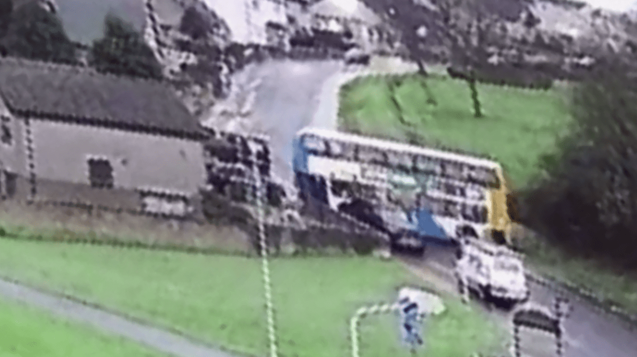 Momentul în care un autobuz derapează din cauza poleiului, se răsucește și lovește mașinile parcate, la Kircaldy, în Scoția | VIDEO