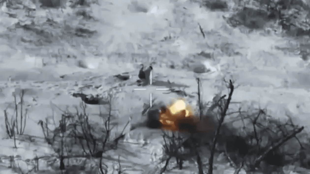„Căutăm acest erou. A salvat un obiectiv strategic”. Rușii au difuzat o filmare cu un soldat care atrage și evită o dronă-kamikaze ucraineană | VIDEO