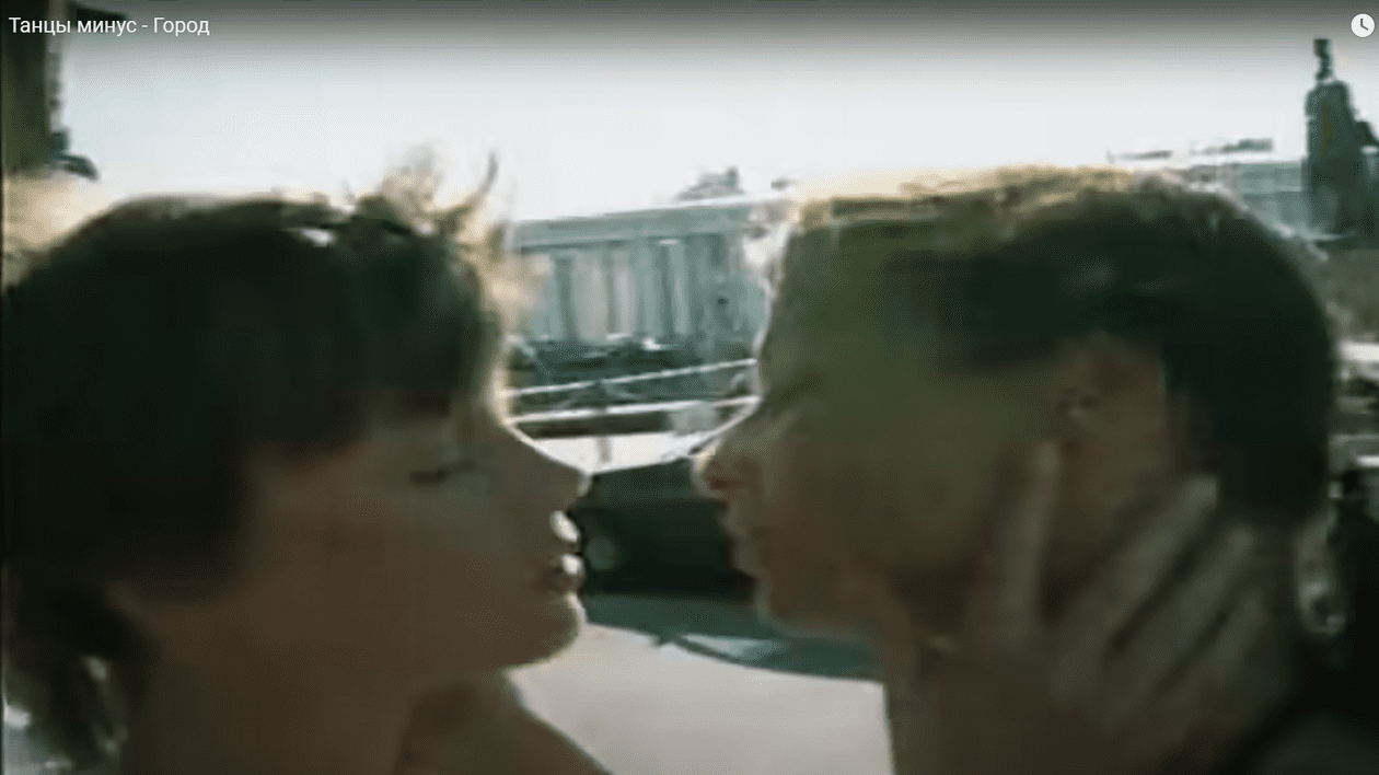 Un post TV deținut de Gazprom a fost amendat pentru „propagandă LGBT" din cauză că a difuzat un clip din anii '90 cu un sărut între două femei | VIDEO