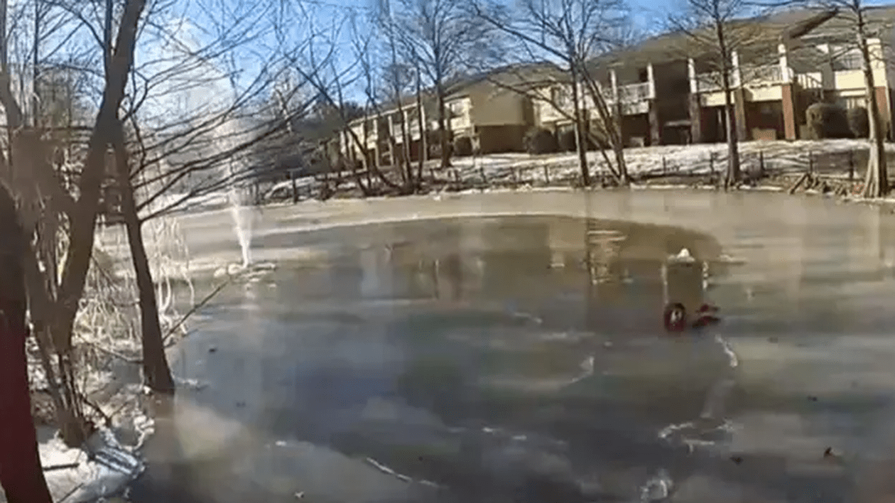 Un polițist american este erou, după ce a salvat din apă un copil de 8 ani sub care s-a rupt gheața unui lac | VIDEO