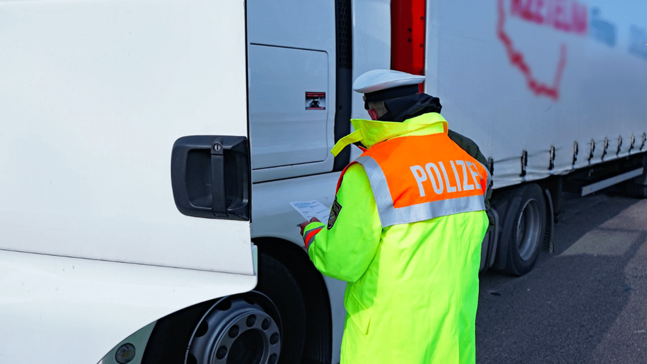 Șofer român de TIR care dormea în cabină, trezit de trei bărbați îmbrăcați în polițiști care i-au spus că e un control de rutină, dar l-au jefuit în câteva secunde