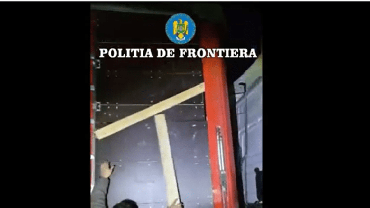 Aproape 50 de migranți au fost prinși la vama Nădlac II încercând să iasă ilegal din România ascunși în două TIR-uri