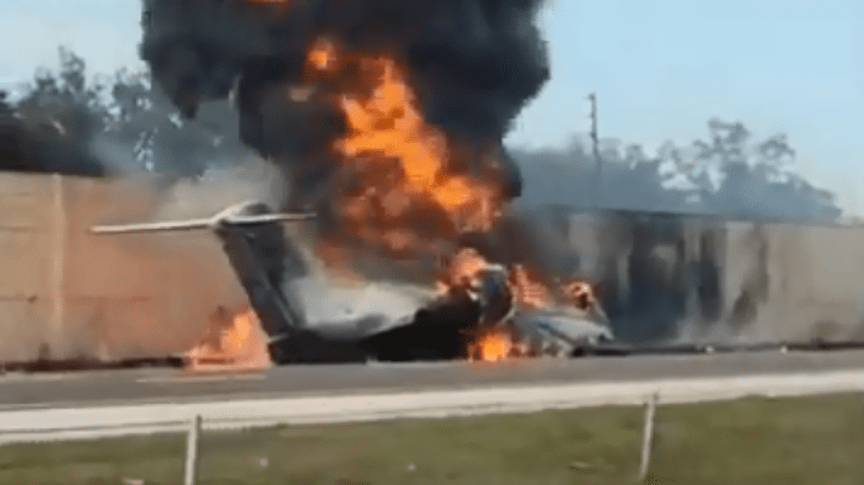 Un avion privat s-a prăbușit pe o autostradă din Florida, după ce a încercat o aterizare de urgență. Doi oameni au murit - VIDEO