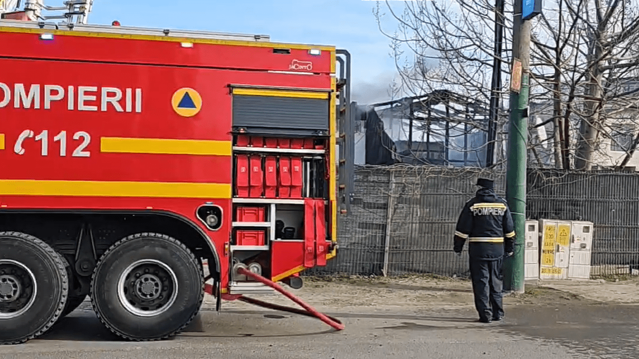 Incendiu puternic la o vopsitorie auto din Constanța. O mașină a ars în cuptorul de uscare