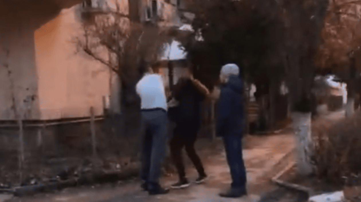 Un polițist aflat în timpul liber, filmat când lovește un tânăr în Alexandria. Anchetă internă la IPJ Teleorman | VIDEO
