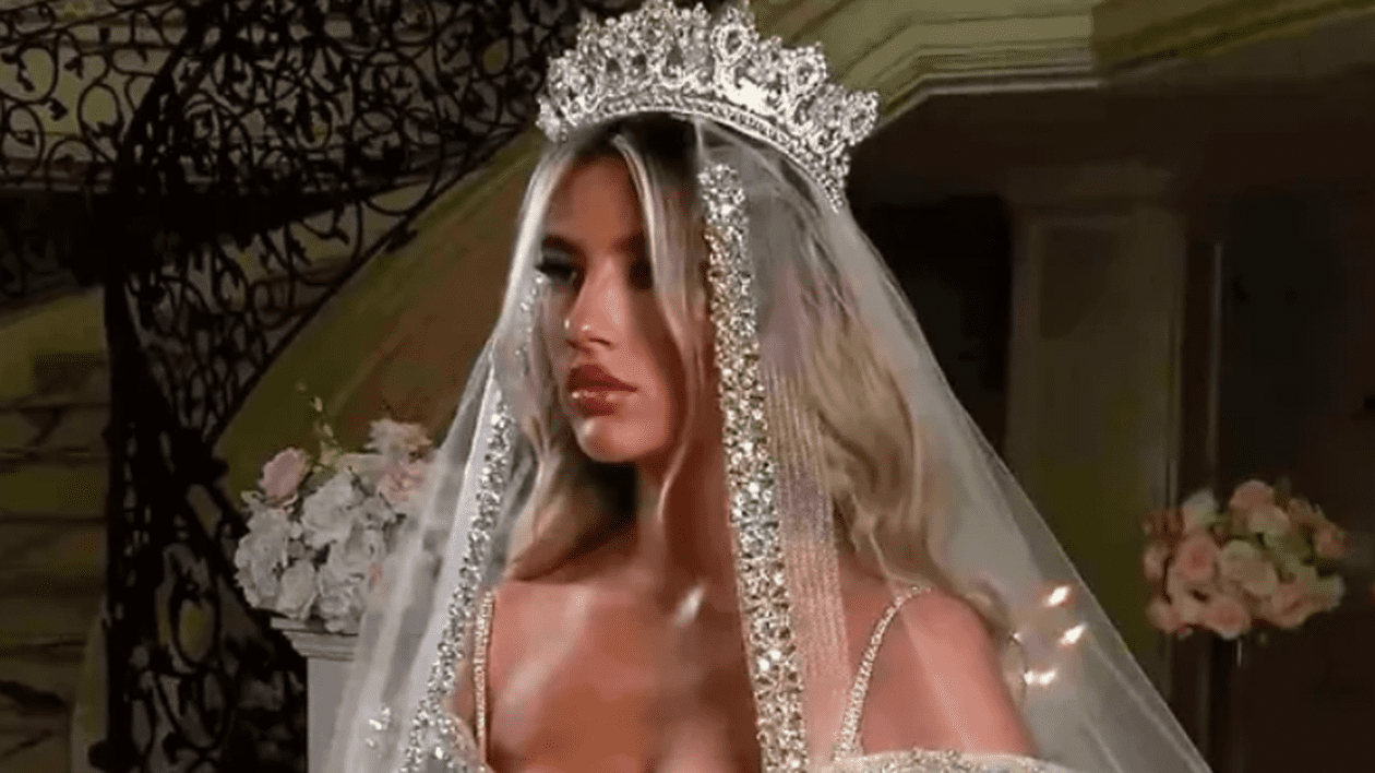 O rochie de mireasă creată de un designer din Kosovo a devenit virală pe rețelele sociale: „Te simți ca o regină, dar cum poți dansa?” | VIDEO