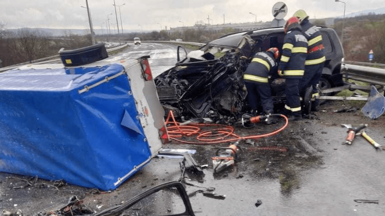 Un mort și șase răniți, după un accident cu trei mașini pe centura Caransebeşului