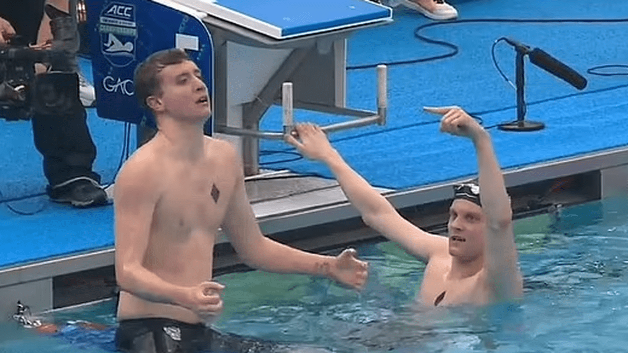 „Cea mai stupidă regulă”. Înotător deposedat de titlu, după ce și-a îmbrățișat coechipierul care ieșise pe locul al doilea, la un concurs de natație din SUA | VIDEO