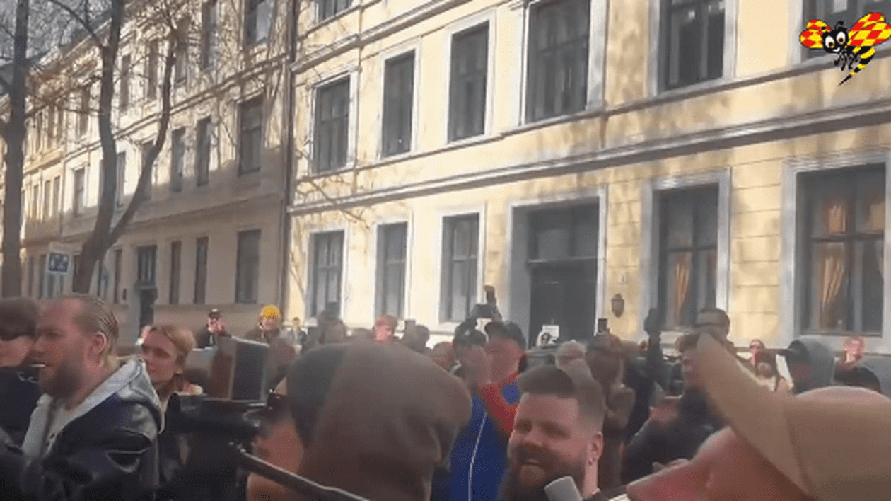Zeci de oameni au stat la coadă la „cafeneaua cu canabis” din Oslo. Poliția norvegiană a închis-o într-o oră de la inaugurare