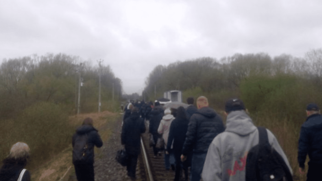 Un tânăr a pus o butelie de gaz goală pe șine, în Rusia, trenul cu navetiști a deraiat: „Sunt nervos pe cei care au serviciu, am vrut să întârzie la lucru”