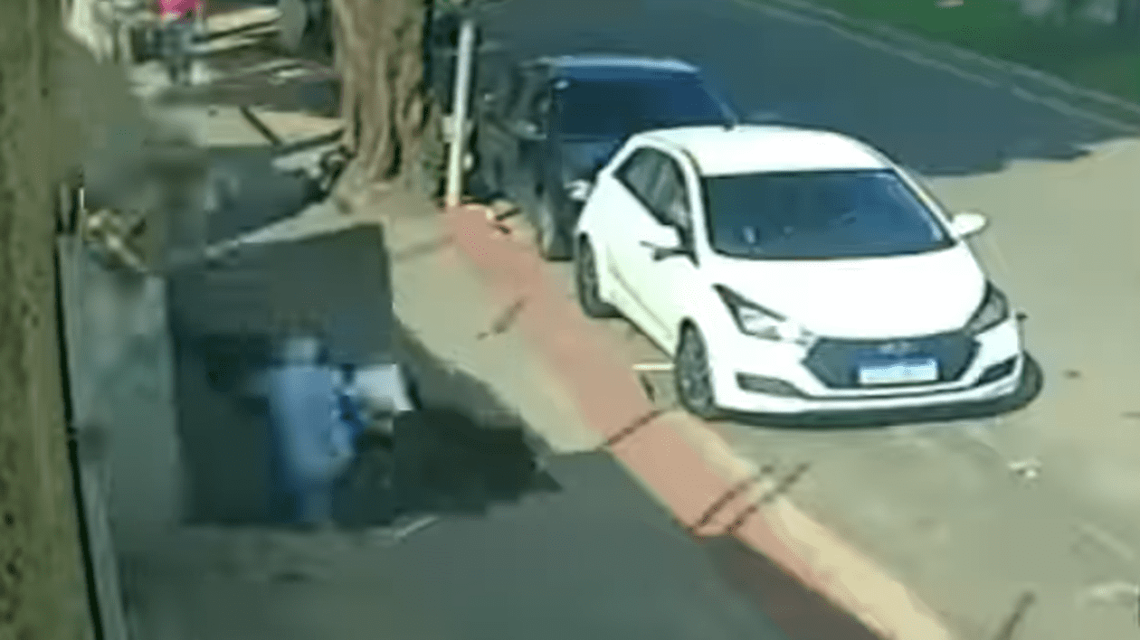 Momentul în care un medic este „înghițit” de trotuarul care s-a surpat brusc, în centrul unui oraș brazilian. Bărbatul și-a fracturat femurul