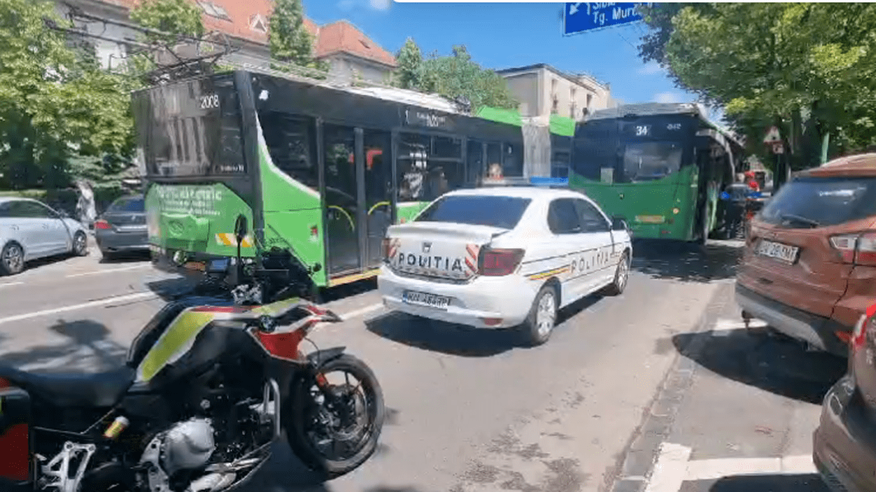 Șase călători au fost răniți după ce un autobuz a fost implicat într-un accident în Brașov