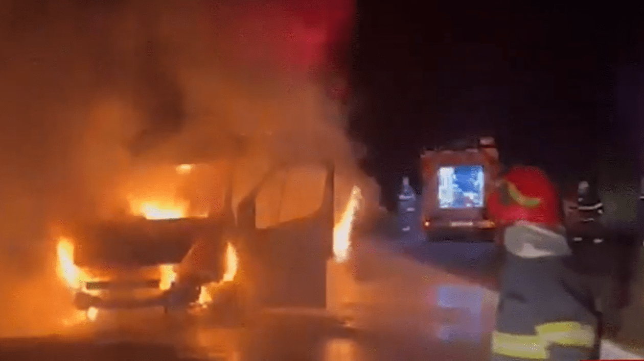O ambulanță care ducea o femeie la spital a luat foc în noaptea de Înviere, în Mureș. Pacienta, salvată în ultimul moment