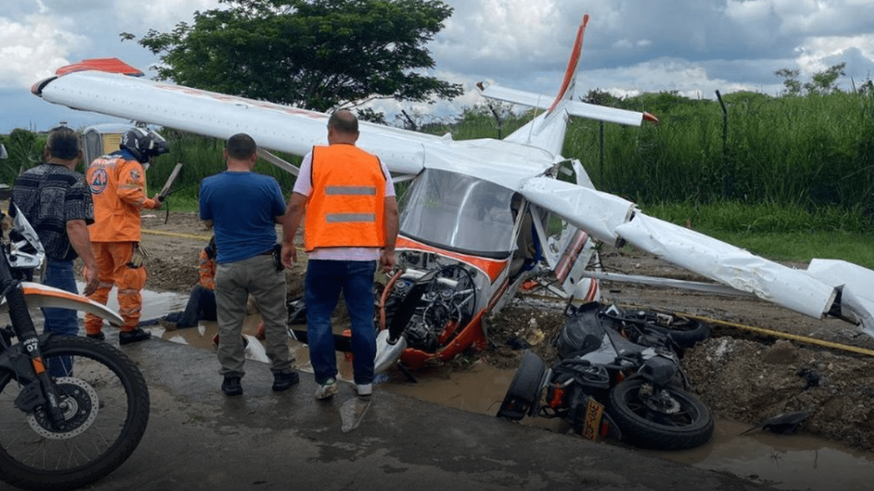 Un motociclist a murit, în Columbia, după ce un avion ușor s-a prăbușit peste el. Pilotul a scăpat cu viață