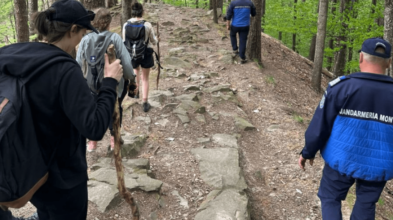 Mai mulți turişti s-au întâlnit cu patru urşi, pe traseul 300 de scări din Slănic Moldova. Au fost ajutați de jandarmi