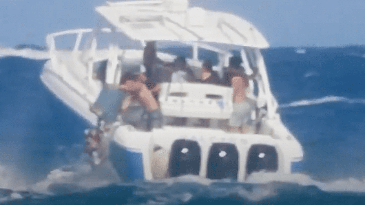 Ce pedeapsă riscă doi adolescenți din SUA care au petrecut pe un iaht cu prietenii și au fost filmați aruncând gunoiul în ocean | VIDEO