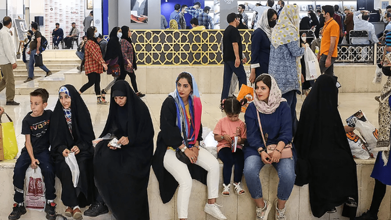 Regimul de la Teheran desfășoară drone de supraveghere pentru a aplica regulile hijabului, scrie presa iraniană în exil