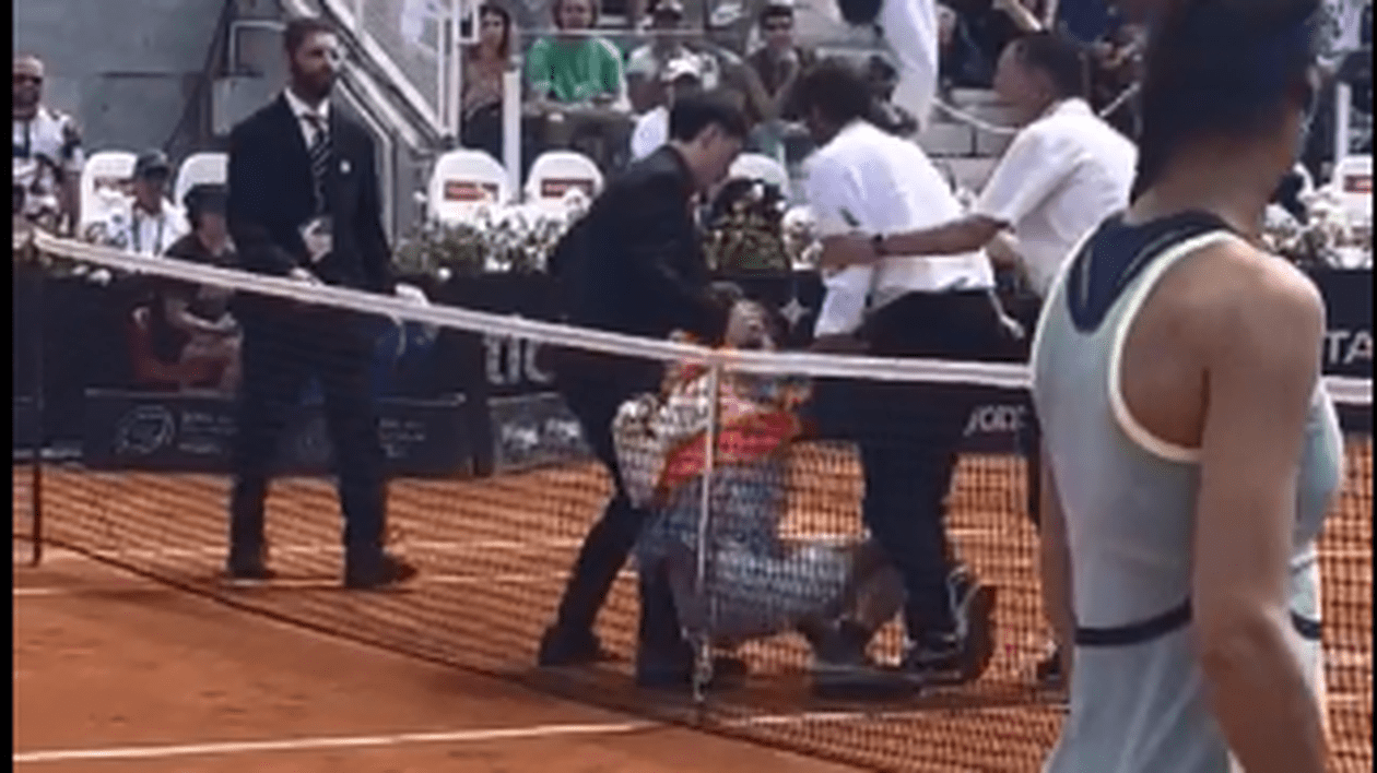 Meciul Soranei Cîrstea cu Madison Keys de la Roma, întrerupt după ce doi protestatari au intrat pe teren. VIDEO