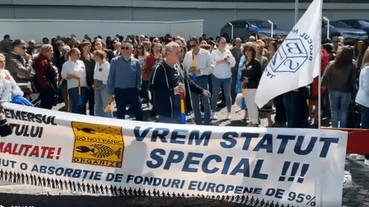 Angajații Guvernului au întrerupt lucrul timp de o oră, în semn de protest. Ce solicitări au