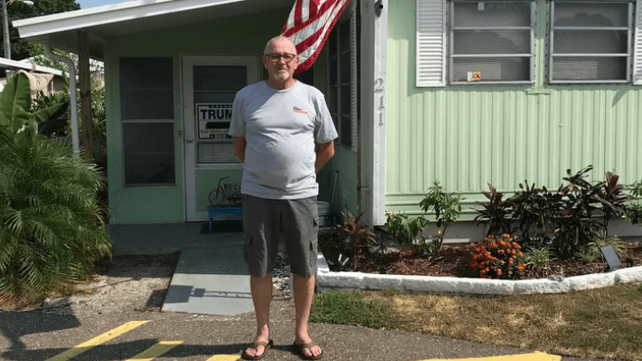 Un bărbat din Florida a descoperit că nu este cetățean american, după ce a votat, a lucrat ca polițist și a plătit taxe zeci de ani. Cum a fost posibil