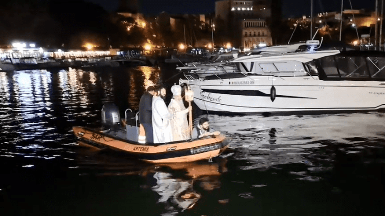 Arhiepiscopul Tomisului a adus Lumina Sfântă de pe mare: „Am venit cum a venit Sfântul Apostol Andrei” | VIDEO