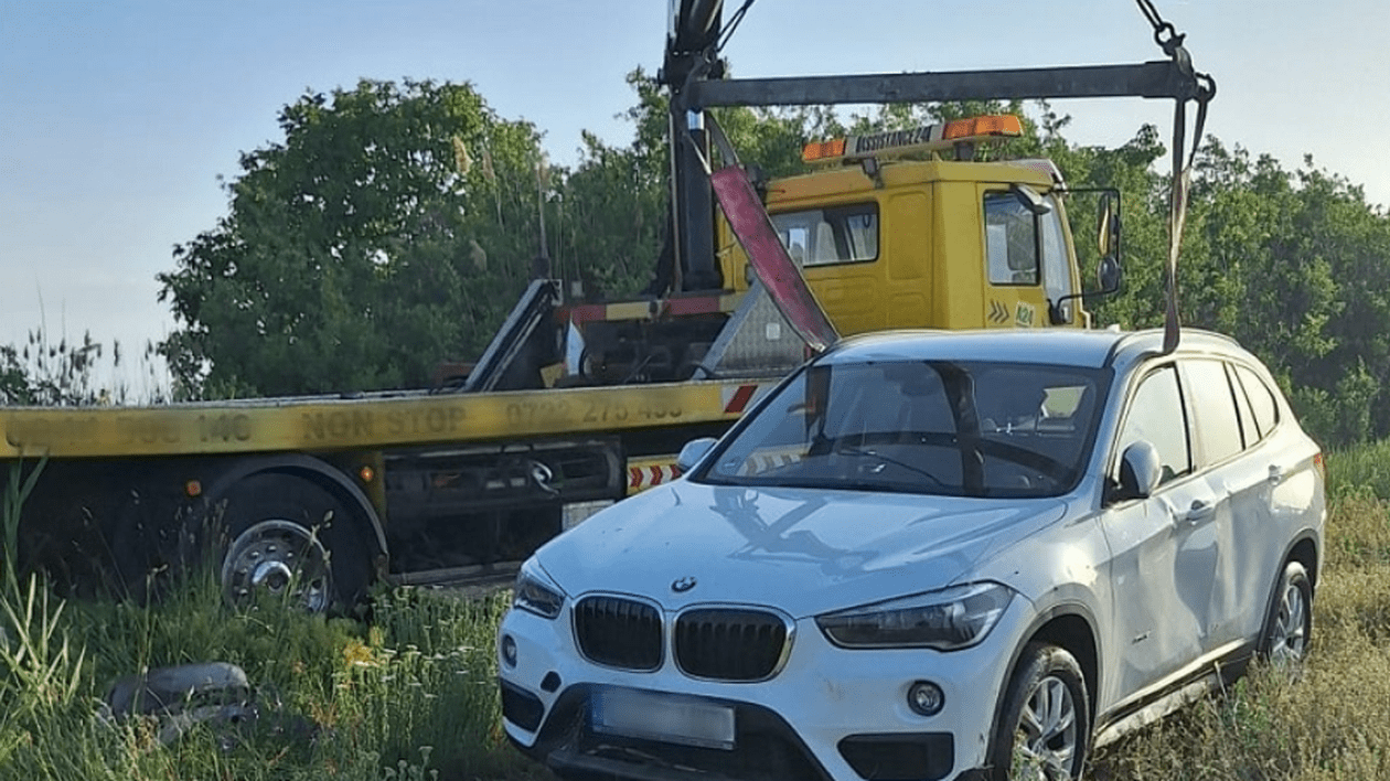 Un bărbat a furat o mașină de lux din Ploiești, s-a răsturnat cu ea în pârâul Dâmbu și a fugit de la locul accidentului