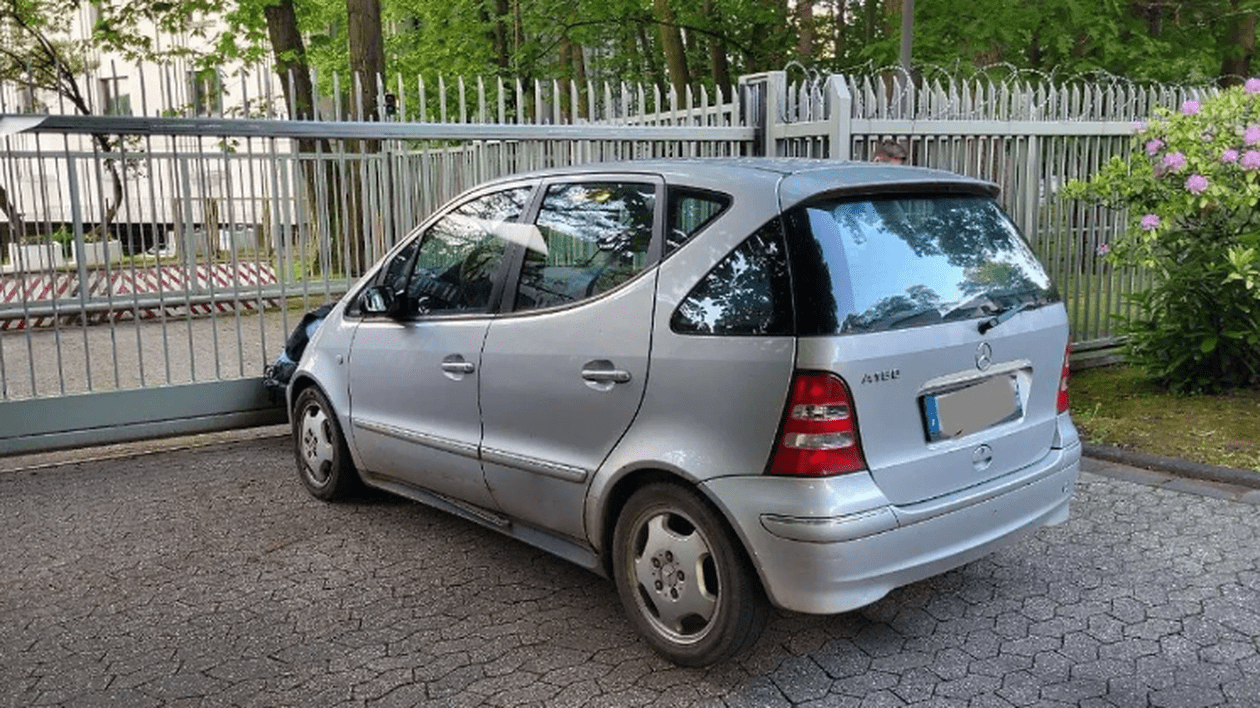 Un șofer a intrat cu viteză în poarta Consulatului General al Rusiei de la Bonn