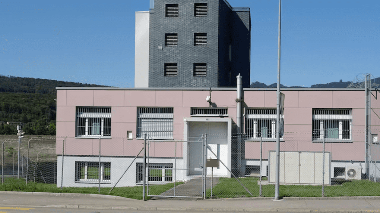 Elvețienii nu mai au loc în pușcării: au adus paturi pliante în celule și vor să monteze containere în curtea penitenciarelor