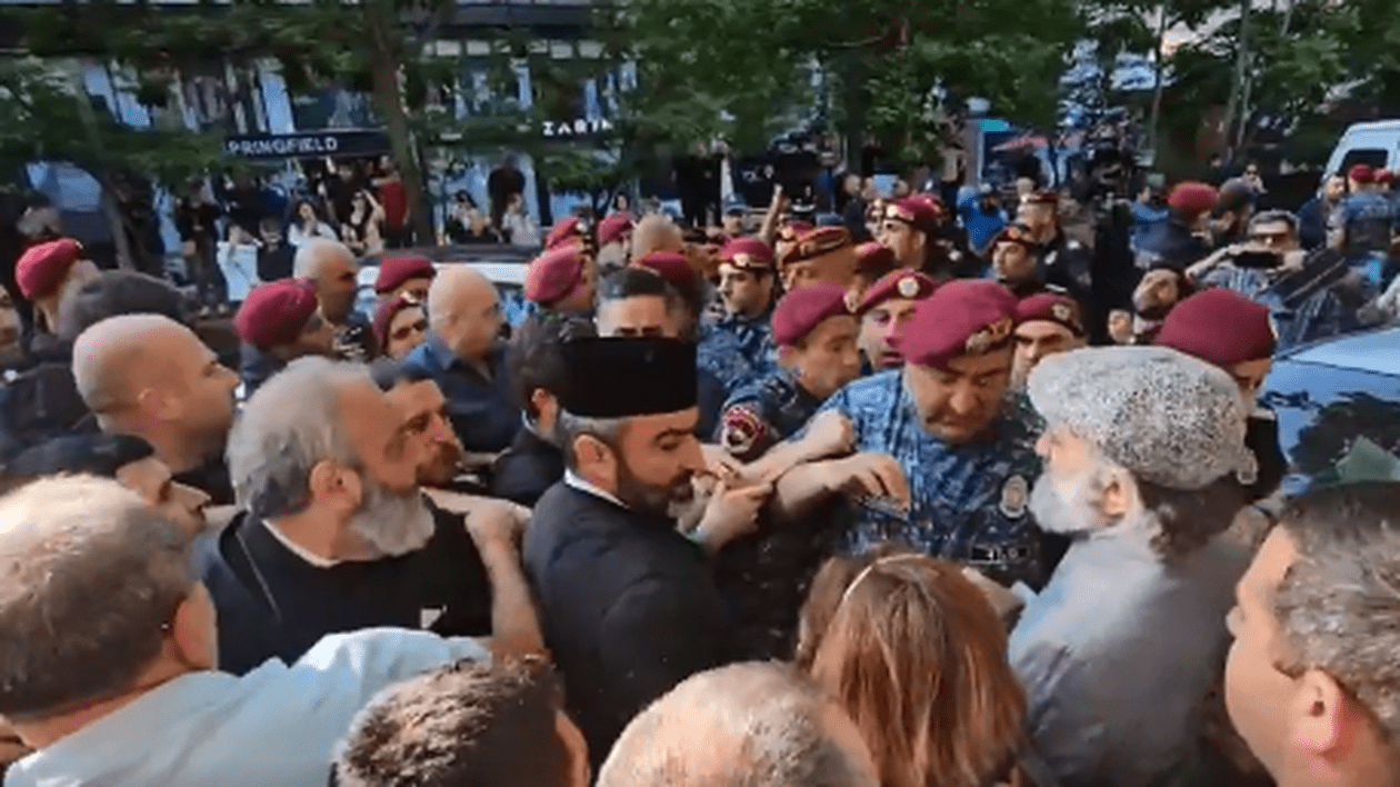 Sute de arestări în Armenia, după protestele conduse de arhiepiscopul Bagrat Galstanian, care vrea să devină premier